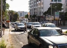 Las obras en la avenida Catalunya generan maniobras irregulares para no quedar atrapado. Foto: Àngel Ullate
