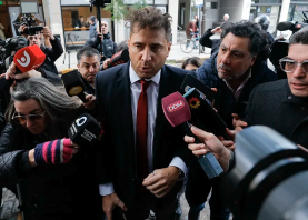 El fiscal general de la causa Patricio Ferrari (c) habla a la salida de los tribunales este jueves en Buenos Aires, Argentina, el 29 de mayo de 2025. Foto: EFE
