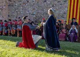 El cavaller Sant Jordi donant la rosa a la Princesa, als peus de la muralla de Sant Francesc de Montblanc. FOTO: Ángel Ullate