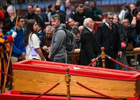 Miembros del público rinden homenaje al papa Francisco mientras yace en capilla ardiente dentro de la Basílica de San Pedro, en la Ciudad del Vaticano. Foto: EFE