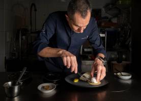 Marc Miró es el cocinero y propietario del Restaurant La Llotja en L’Ametlla de Mar. Foto: Joan Revillas