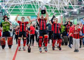 Los jugadores del Reus ofrecen el trofeo de Copa a la afición. Foto: Marc Bosch