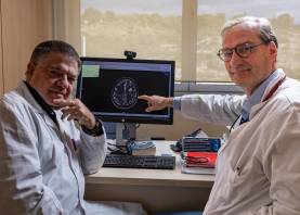 Los doctores Carlos Alonso y Vicent Valentí lideran la investigación. Actualmente, once pacientes forman parte del proyecto. FOTO: ÀNGEL ULLATE