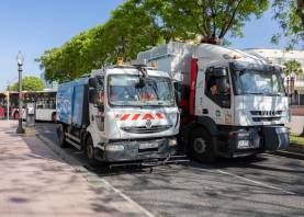 Un camión de la basura, ayer circulando por la Rambla Lluís Companys. Foto: Àngel Ullate