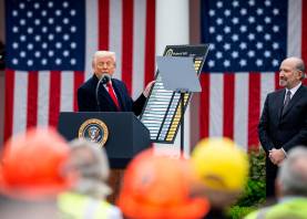 El presidente de EE.UU., Donald Trump, muestra un cartel con los aranceles que aplicará a varios países. Foto: ACN