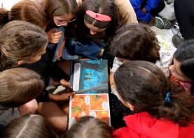 Foto reciente de un grupo de alumnos de primaria leyendo un cuento. FOTO: ACN