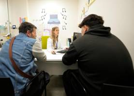 Un adolescente, acompañado por un adulto, ayer en la Unidad de Tratamiento Integral de Obesidad Infantil de la Vall d’Hebron. Foto: EFE