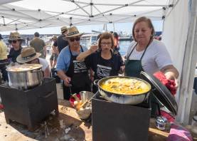 Una de les colles participants al concurs de cuina tasta com està quedant la seua proposta culinària. Foto: Joan Revillsa