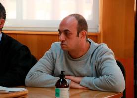 El hombre acusado de presuntamente matar a su pareja en septiembre de 2023 en Tarragona al inicio del juicio celebrado en la Audiencia tarraconense. Foto: ACN