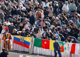 Con la plaza llena a rebosar de fieles, se espera la llegada de las delegaciones internacionales, que ocuparán un área reservada frente a la basílica. Foto: EFE