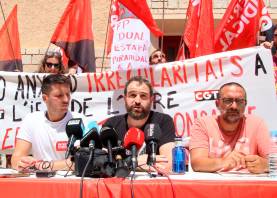 Moment de la concentració d’aquest dilluns davant la seu dels serveis territorials. Foto: ACN