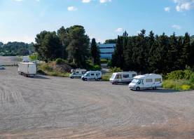 Uno de los solares con más caravanas se encuentra cerca de la ITV, en L’Arrabassada. Foto: Marc Bosch