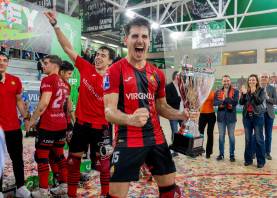 Marc Julià sujeta la copa y, detrás, Martí Casas luce la camiseta de apoyo a Unai. Foto: Marc Bosch