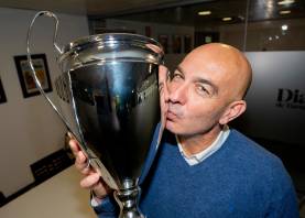 Jordi García besa la Copa del Rey conquistada en Calafell. Foto: Marc Bosch