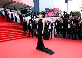 Cate Blanchett posa en la alfombra roja antes de la ceremonia de clausura y entrega de premios del 78.º Festival de Cine de Cannes. Foto: EFE