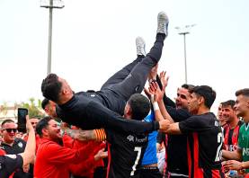 El entrenador del Reus, Marc Carrasco, manteado por sus jugadores. Foto: Alfredo González