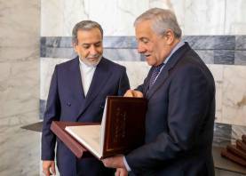 El ministro iraní de Exteriores, Abás Araqchí (i), y su homólogo italiano, Antonio Tajani, durante un encuentro en Roma. Foto: EFE