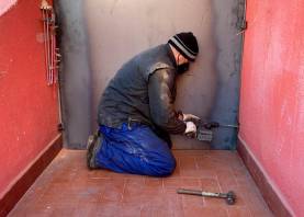 Un cerrajero tapiando la entrada exterior de una vivienda. Foto: Alfredo González