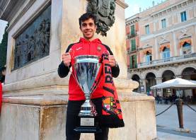 Martí Casas posa para el Diari en la Plaça del Prim con la Copa del Rey conquistada en Calafell. FOTO: alfredo gonzález