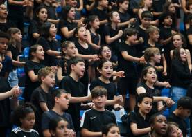 Els més de 840 alumnes han cantat al Pavelló Olímpic Municipal la cantata ‘Dràcula! O el vampir poruc!’. Fotos: Alba Mariné