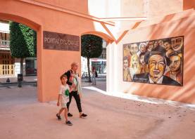 L’edifici del Portal s’ha enderrocat i s’ha rehabilitat la façana i el balcó mític. Foto: Alba Mariné