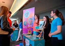 Una vegada exposats en públic, els alumnes van presentar els seus projectes en uns estands. FOTO: alfredo gonzález