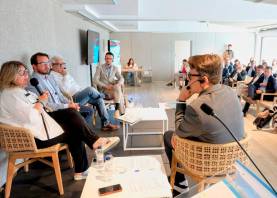 Berta Cabré (FEHT), Vadim Koryagin (Patronat de Turisme de Cambrils), Jordi Rom (Nàutic Parc) y Jordi Farré (Associació Hotelera AEH), en una de las mesas redondas. Foto: Àngel Ullate