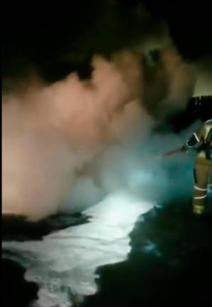 Los bomberos durante los trabajos de extinción. Foto: Frame de un vídeo de Bombers de la Generalitat