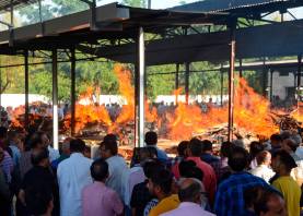 Personas asisten a un multitudinario funeral de las víctimas del derrumbe de la tapa de un pozo en un templo, en Indore, India. Foto: EFE