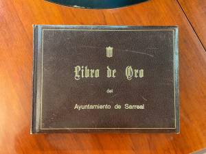 Llibre d’or de Sarral, una de les peces que van quedar. Foto: Chinchilla / Arx Ajuntament de Sarral