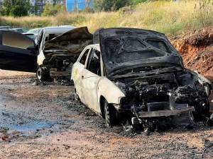 Arden seis vehículos en un solar de Tarragona