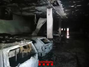 Un incendio en un parking subterráneo de Valls daña 12 vehículos