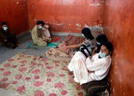 Los familiares acusados de matar a las dos hermanas en un crimen de honor permanecen en un calabozo de Gujrat (Pakistán). foto: efe