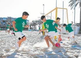 Unos niños de Dreams Come True durante un campus de fútbol playa. Foto: Paloma Jiménez