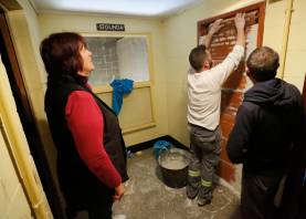 Muchas comunidades optan por tapiar pisos vacíos para evitar que haya okupaciones. Foto: Pere Ferré/DT