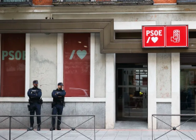 Efectivos de la Policía Nacional a las puertas de la sede del PSOE en Madrid en una imagen de archivo. Foto: EFE