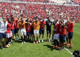 Los jugadores del Nàstic de Tarragona celebran el ascenso a Segunda División en el Nou Estadi.