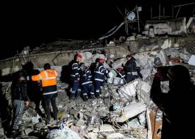 Los equipos de rescate trabajan sin descanso buscando supervivientes entre los más de 5.000 edificios colapsados. Foto: EFE