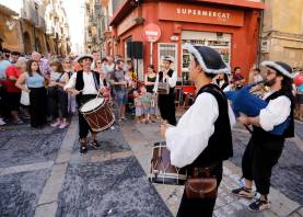 La ciudadanía, disfrutando de la música popular a su llegada a la Plaça de les Cols. Foto: Pere Ferré