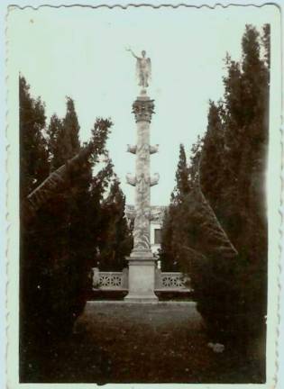 El monolito inaugurado por Alfonso XIII el 29 de octubre de 1927 en una imagen antigua. FOTO: TARRAGONA ANTIGA
