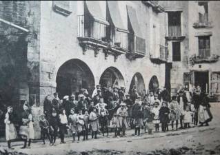 A les terres de l’Ebre es fa servir «acabar com la fira de Flix», a la foto la plaça Major de la població, amb el mateix significat que «acabar com la comèdia de Falset».