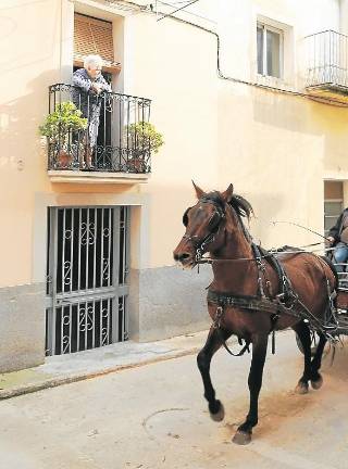 Veïna veient els Tres Tombs. Foto: Roser Urgell