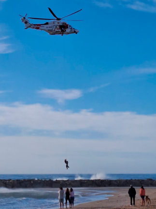 $!El rescatado siendo llevado a la playa por el helicóptero. Foto: Joan Grífols