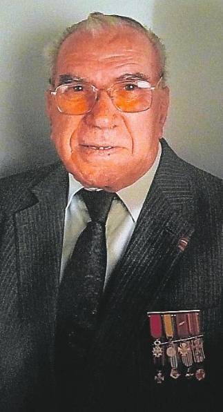 Josep Benet lluint medalles obtingudes per ser destacat resistent antinazi a França. FOTO: ISABEL BENET SABATER Josep Benet lluint medalles obtingudes per ser destacat resistent antinazi a França. FOTO: ISABEL BENET SABATER