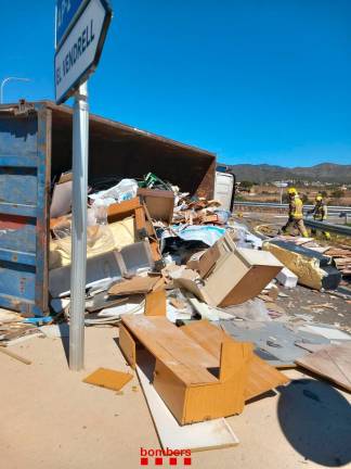 El camión ha perdido unos 20 litros de combustible.