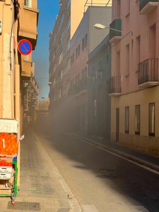 La calle Sant Joaquim se ha llenado de humo. Foto: Alfredo González