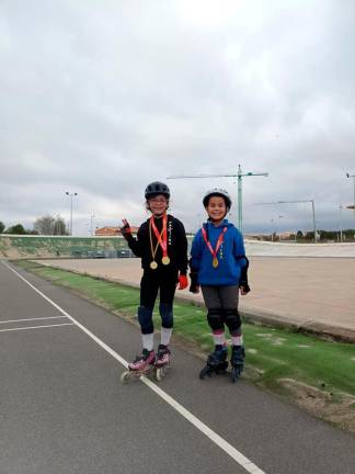 Los patinadores del Dojo Tarraco Sasha y Adrián con las medalla conseguidas en el campeonato. Foto: Cedida