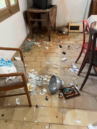 Los autores rompieron vasos y platos. Foto: Pere Plana