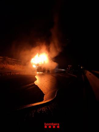 El camión ardiendo en llamas. Foto: Bombers de la Generalitat