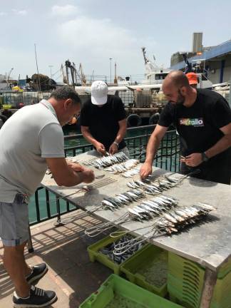 Col·locant les sardines a les graelles. Foto: Cedida